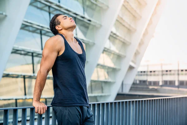 Guapo Joven Ropa Deportiva Descansando Pie Calle Ciudad Mientras Corre — Foto de Stock