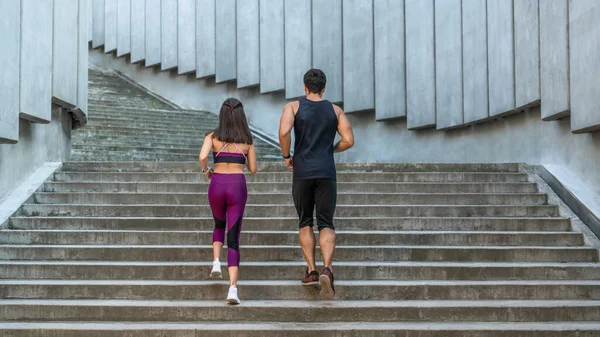 Vista Trasera Mujer Forma Hombre Corriendo Por Las Escaleras Ciudad — Foto de Stock