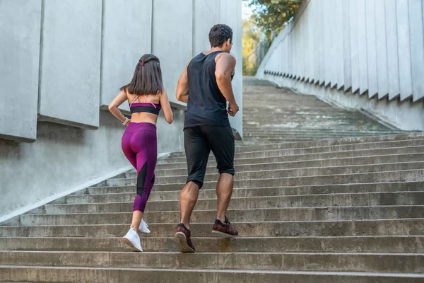 Vista Lateral Mujer Forma Hombre Corriendo Por Las Escaleras Ciudad —  Fotos de Stock