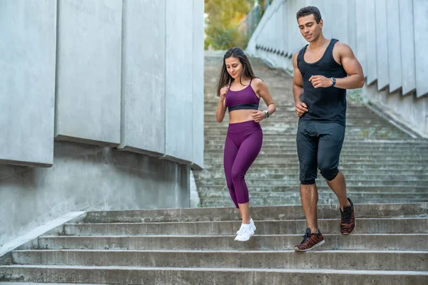 Volledige Lengte Van Jong Paar Sport Kleding Loopt Door Stad — Stockfoto