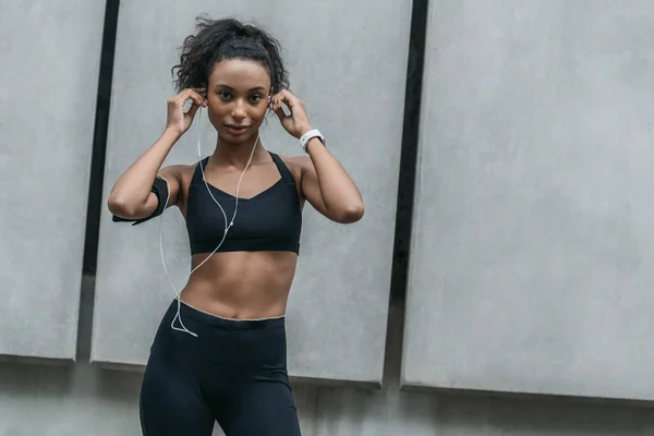 Fitness Vrouw Neemt Een Pauze Van Outdoor Training Sessie Met — Stockfoto