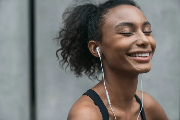 Gros Plan Une Coureuse Heureuse Souriant Sur Fond Gris Femme — Photo