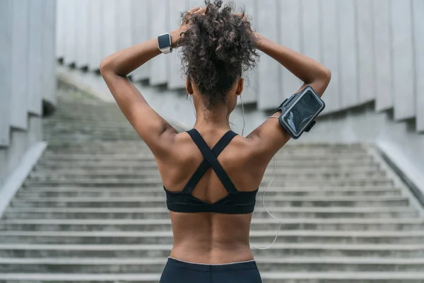 Vue Arrière Coureuse Attachant Ses Cheveux Préparant Pour Une Autre — Photo