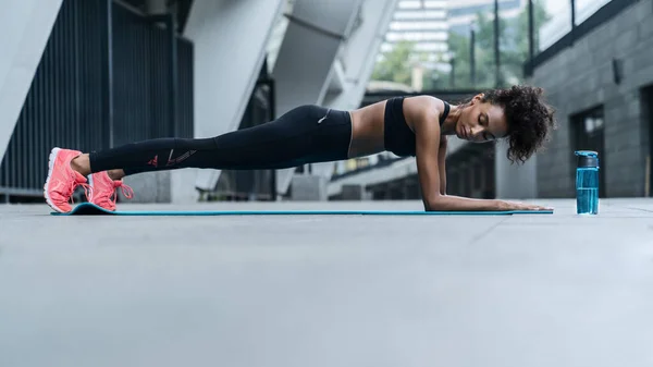 Mujer Ropa Deportiva Haciendo Tablones Haciendo Ejercicio Aire Libre — Foto de Stock