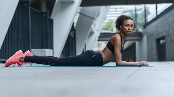 Mujer Fitness Relajarse Una Alfombra Entrenamiento Después Del Entrenamiento Con — Foto de Stock