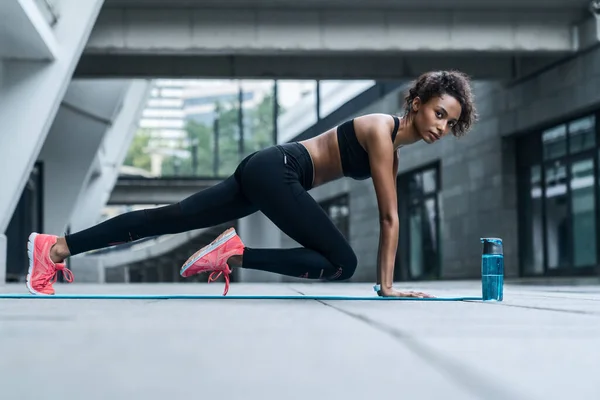 Jonge Vrouw Sportkleding Doet Core Workout Fitness Mat Stad Straat — Stockfoto