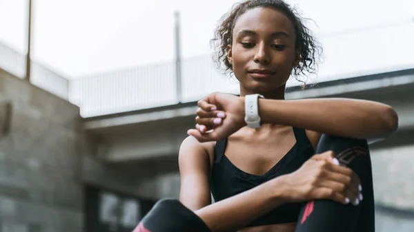 Fitness Femenina Mirando Reloj Inteligente Configurándolo Para Hacer Ejercicio Aire — Foto de Stock