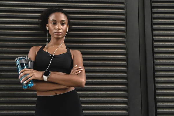 Afro Amerikaanse Vrouw Fitness Sportkleding Het Nemen Van Een Pauze — Stockfoto