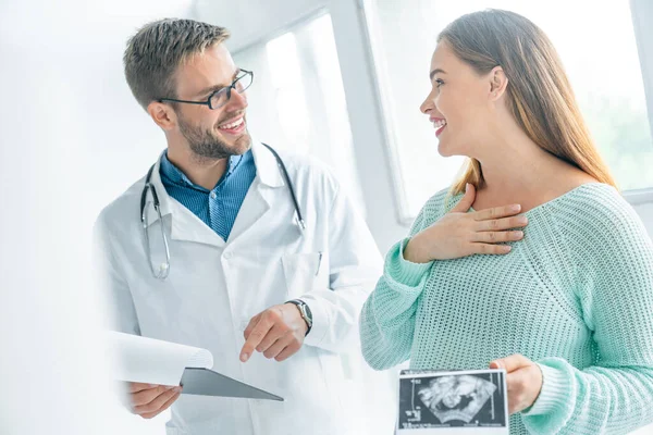Vidám Orvos Hogy Beszélgetés Izgatott Terhes Anya — Stock Fotó