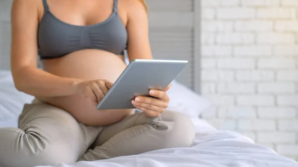 Hamile Kadının Koltukta Dinlenirken Dijital Tablet Kullandığı Yakın Çekim — Stok fotoğraf