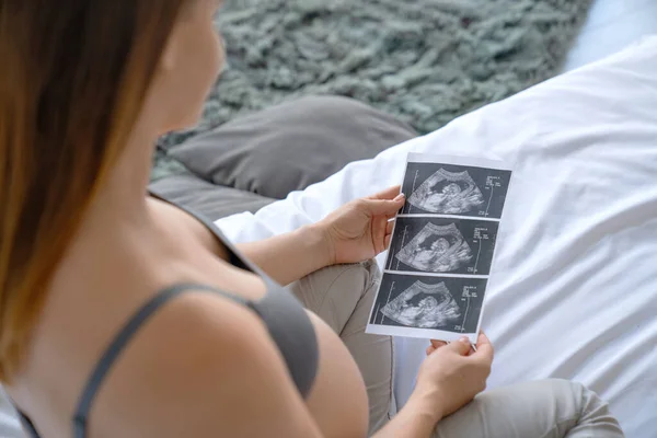 Έγκυος Γυναίκα Που Κοιτάζει Υπερηχογράφημα Του Μωρού Κοντινό Πλάνο Της — Φωτογραφία Αρχείου