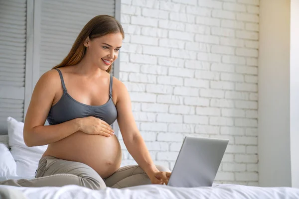 Jeune Femme Enceinte Détendre Sur Canapé Avec Ordinateur Portable Sur — Photo