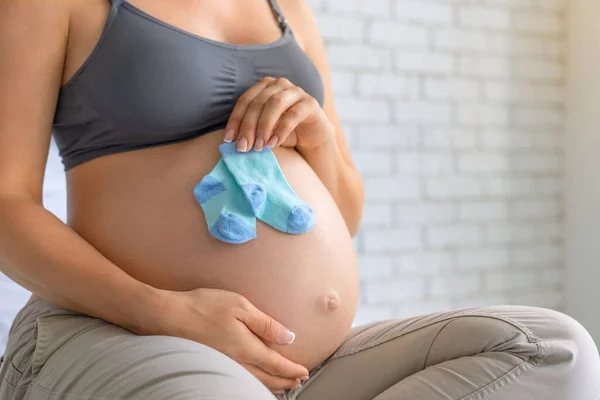 Primer Plano Disparo Mujer Embarazada Sosteniendo Calcetines Bebé —  Fotos de Stock