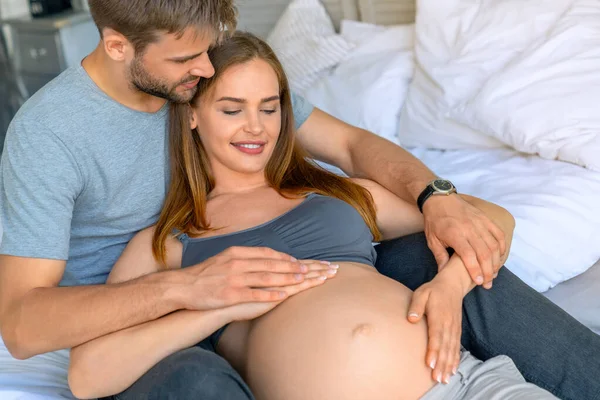 Couple Avec Femme Enceinte Détendre Sur Canapé Ensemble — Photo