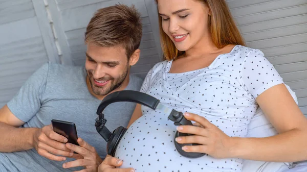 Rire Femme Enceinte Reposant Dans Canapé Maison Avec Des Écouteurs — Photo