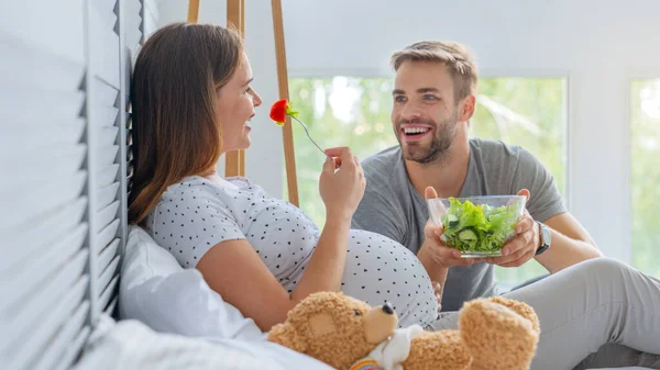Mujer Embarazada Comiendo Ensalada Con Marido Casa Hombre Cuida Esposa —  Fotos de Stock