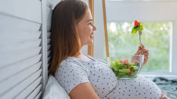 Vista Lateral Foto Mujer Embarazada Feliz Comiendo Ensalada Fresca Casa —  Fotos de Stock