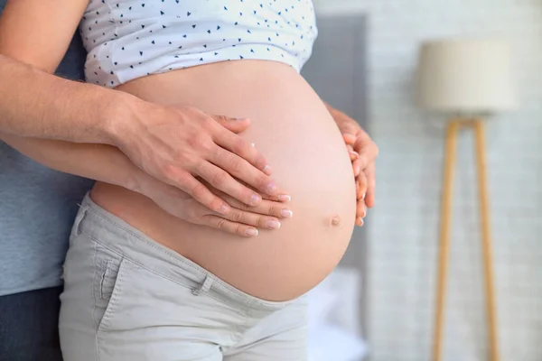 Großaufnahme Der Hände Von Eltern Die Schwangeren Bauch Hause Berühren — Stockfoto