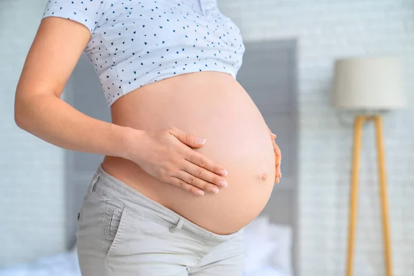 Retrato Mitad Sección Mujer Embarazada Abrazando Vientre Casa Espacio Para —  Fotos de Stock