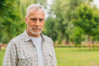 Açık havada son sınıf öğrencisinin portresi.