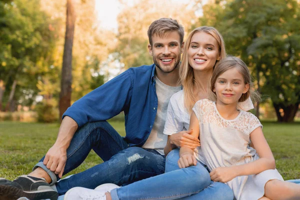Linda Família Feliz Desfrutando Momento Enquanto Sentado Cobertor Parque Olhando — Fotografia de Stock