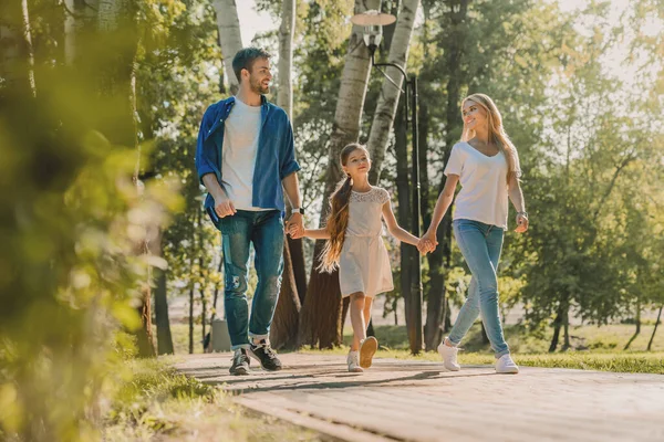 Feliz Caucasiano Bela Família Três Caminhando Parque — Fotografia de Stock