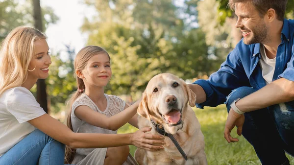Boldog Szülők Kislányukkal Akik Kutyával Szórakoznak Szabadban Kutya Kamerába Néz — Stock Fotó
