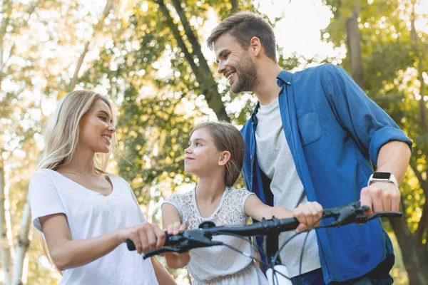 Låg Vinkel Skott Föräldrar Lära Sig Sin Lilla Söta Dotter — Stockfoto