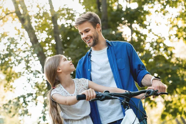 Close Menina Sorridente Bonito Aprender Andar Bicicleta Com Seu Pai — Fotografia de Stock