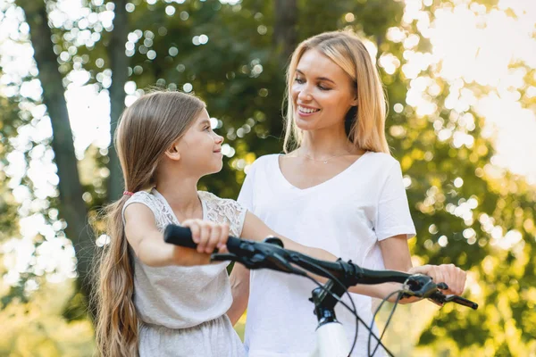 딸에게 공원에서 자전거타는 가르치는 — 스톡 사진