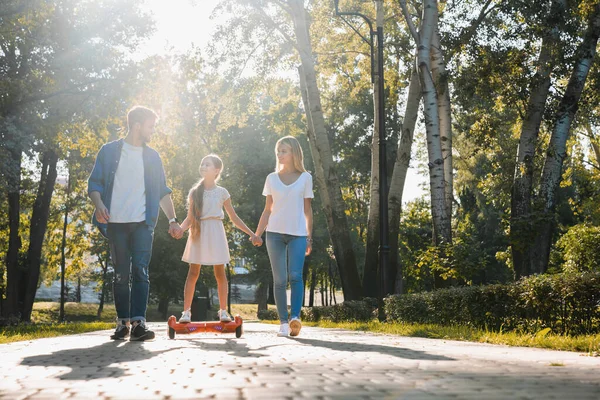Küçük Gülümseyen Kız Ailesiyle Birlikte Hava Kaykayı Sürmeyi Öğreniyor — Stok fotoğraf