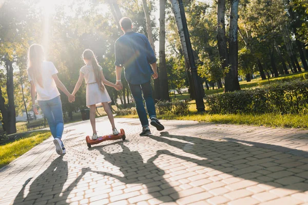 Visão Traseira Pais Jovens Dia Ensolarado Andando Parque Com Sua — Fotografia de Stock