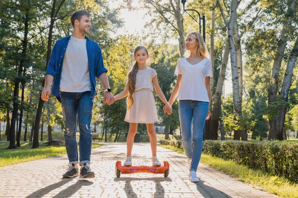 Jovens Pais Andando Parque Com Sua Menina Bonito Equitação Hoveboard — Fotografia de Stock