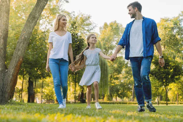 Feliz Caucásico Hermosa Familia Tres Caminando Parque Mientras Mira Cada — Foto de Stock