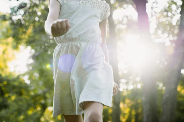 Fermer Image Petite Fille Marchant Dans Parc Ville — Photo