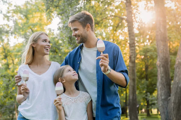 Feliz Jovem Família Comendo Sorvete Divertindo Parque Cidade Enquanto Olham — Fotografia de Stock