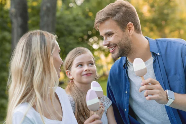 Feliz Familia Joven Comiendo Helado Divirtiéndose Aire Libre — Foto de Stock