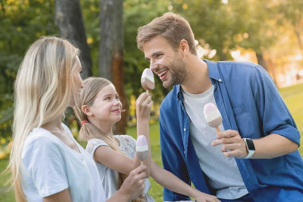 Jovens Prents Felizes Comendo Sorvete Divertindo Com Sua Pequena Filha — Fotografia de Stock