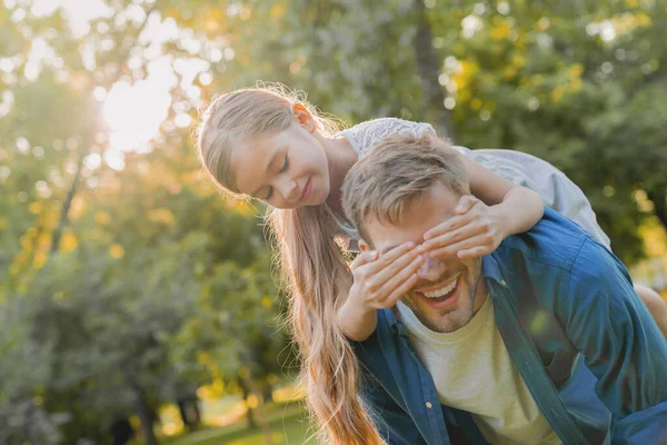 Close Homem Carregando Sua Filha Que Fechando Olhos Suas Costas — Fotografia de Stock