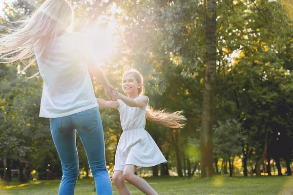 Madre Hija Bailando Divirtiéndose Parque — Foto de Stock