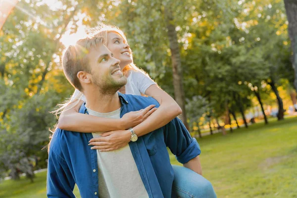 Guapo Joven Dando Novia Paseo Caballo Aire Libre — Foto de Stock