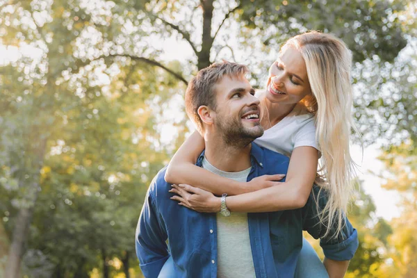 Baixo Ângulo Visão Jovem Casal Bonito Piggybacking Divertindo Livre — Fotografia de Stock