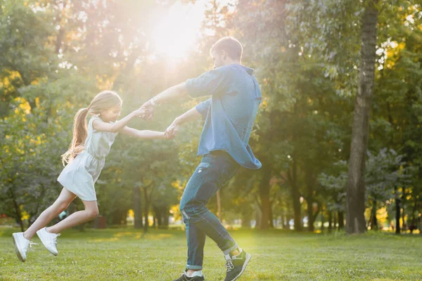 Ung Man Håller Sin Dotter Armarna Och Cirklar Runt Sig — Stockfoto