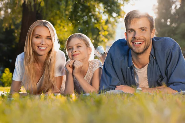 Hermosa Familia Feliz Disfrutando Del Momento Mientras Encuentra Hierba Verde — Foto de Stock