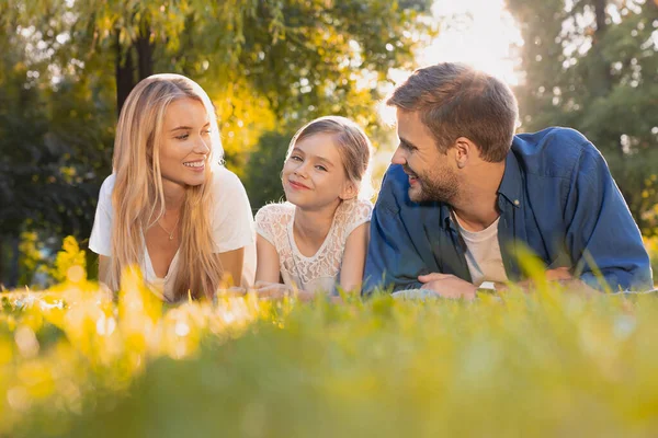 Hermosa Familia Feliz Disfrutando Del Momento Mientras Está Acostado Sobre — Foto de Stock