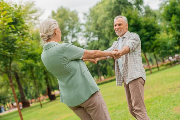 Amar Pareja Ancianos Tomados Mano Disfrutar Día Romántico Parque — Foto de Stock