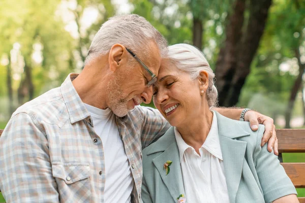 Heureux Couple Personnes Âgées Collant Les Uns Aux Autres Souriant — Photo