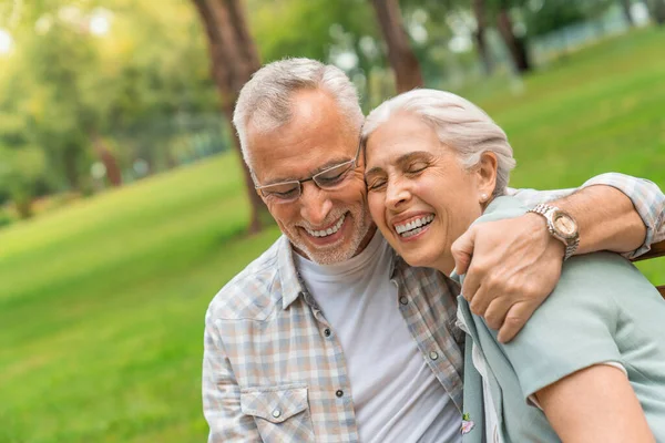 Sonriendo Hombre Mujer Mayores Sentados Banco Del Parque Abrazando Riendo — Foto de Stock