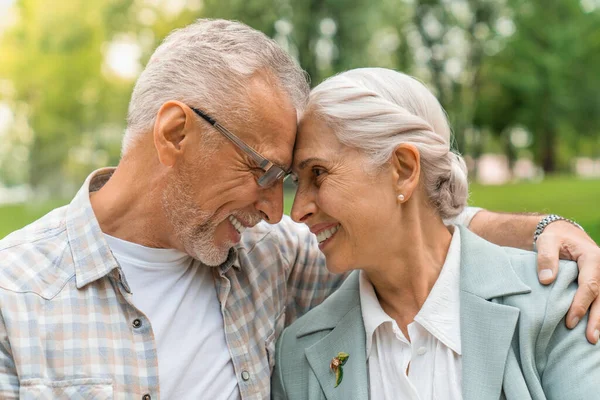 Retrato Feliz Pareja Ancianos Que Unen Entre Sonríen Mientras Están —  Fotos de Stock