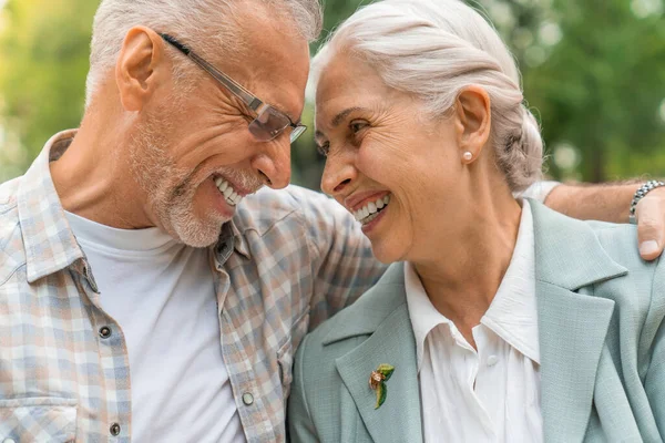 Foto Close Dari Pasangan Senior Yang Bahagia Ikatan Satu Sama — Stok Foto